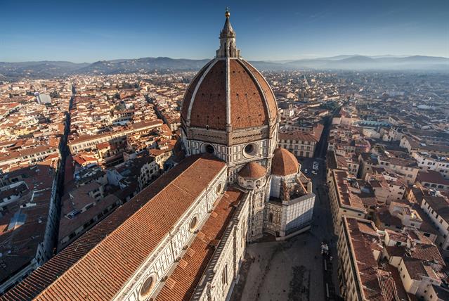 Ein Wahrzeichen der Stadt Florenz ist die Kathedrale Santa Maria del Fiore, die sich in der Nähe der Piazza del Duomo in der Altstadt von Florenz befindet. Sie ist übrigens die viertgrösste Kirche der Welt und nach dem Vatikan der wichtigste sakrale Bau in Italien.